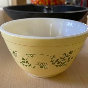 Pyrex Shenandoah Mixing Bowl Yellow Green Flowers 401